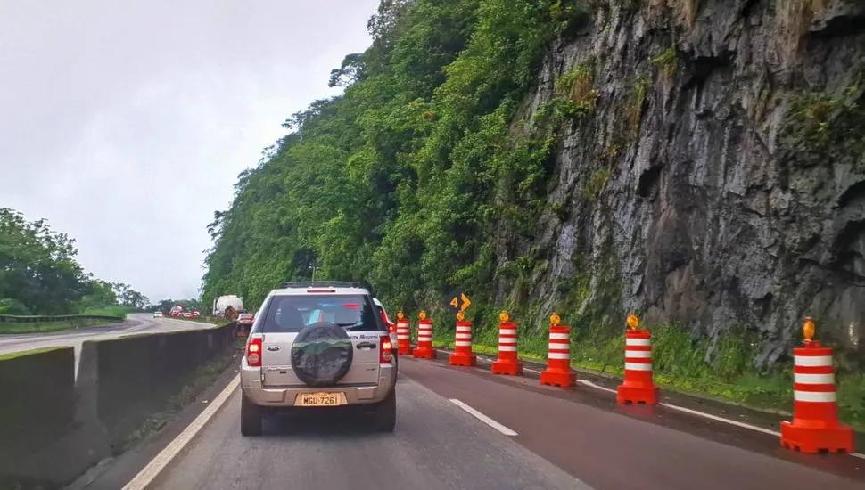 Imagem mostra carros parados em um congestionamento em obras na br-277