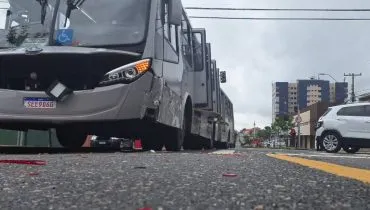 Avenida importante de Curitiba tem grave acidente entre ônibus e carro