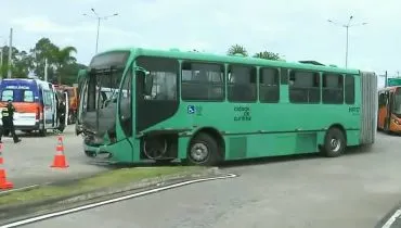 Acidente entre ônibus na Linha Verde deixa feridos e caos no trânsito