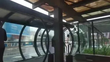 Chove mais dentro que fora da estação-tubo; passageiros estão na bronca!