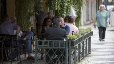 Vereadores pressionam prefeitura para liberar uso de calçadas por bares e restaurantes