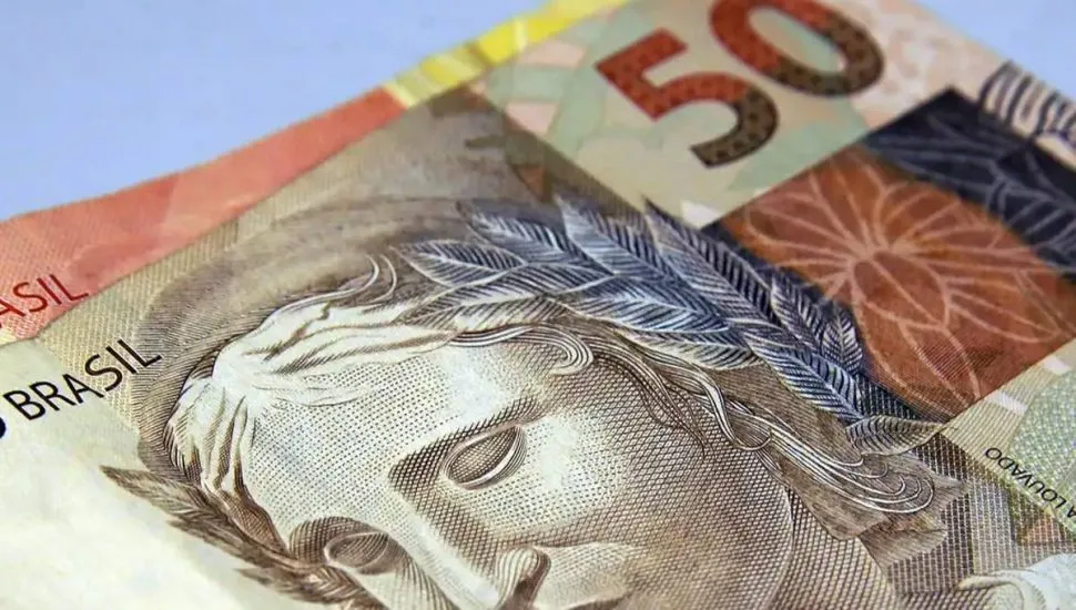 Imagem mostra uma nota de 50 reais