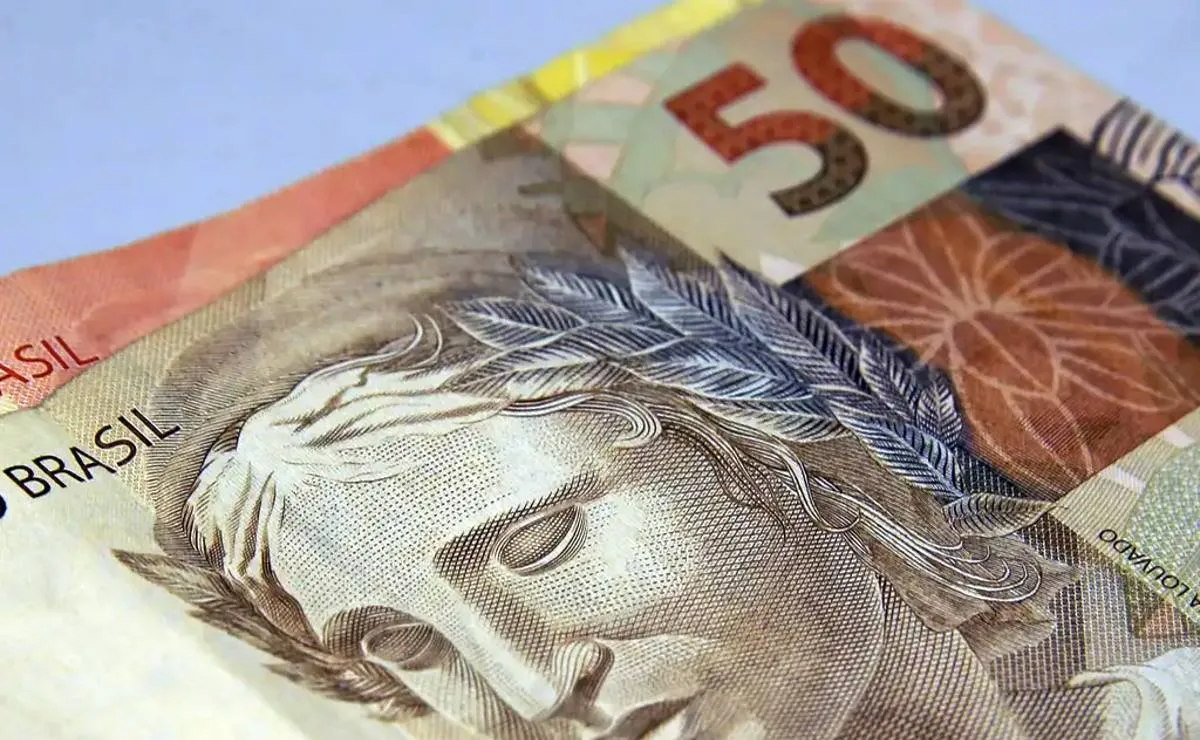 Imagem mostra uma nota de 50 reais