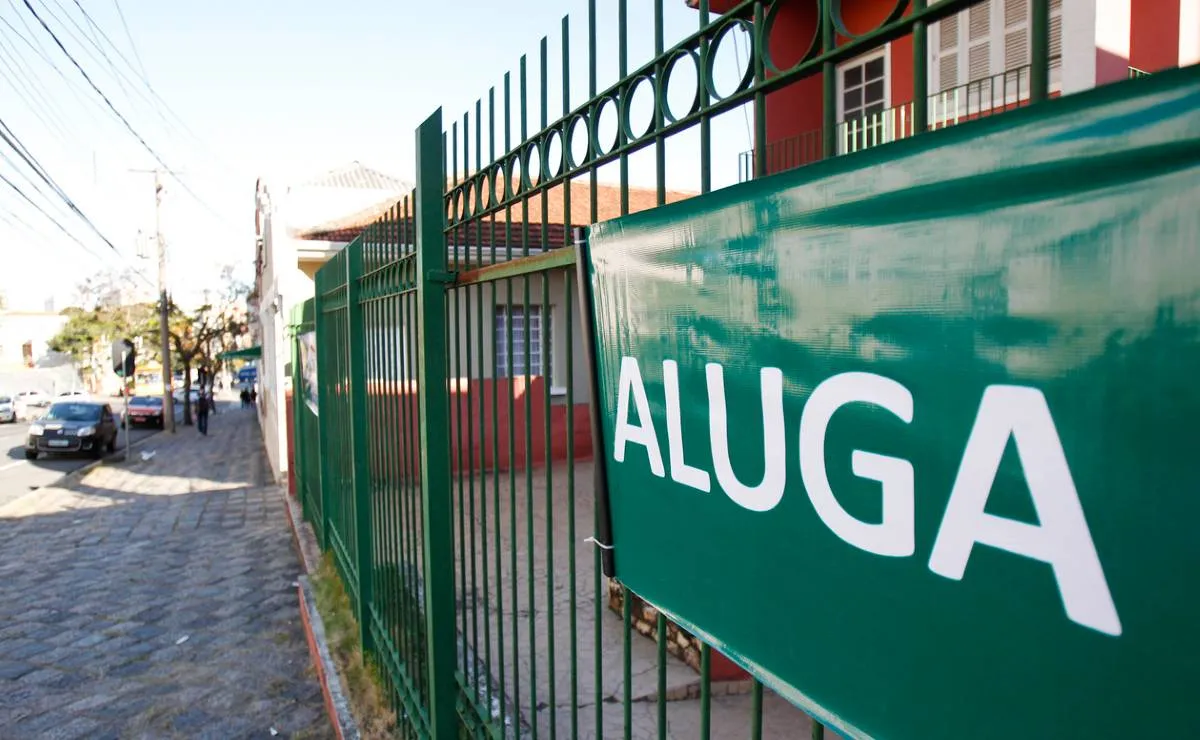 Imagem mostra uma placa de aluga-se em Curitiba