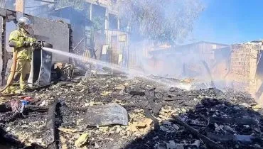 Incêndio destrói casas no Parolin em Curitiba; uma pessoa sofreu queimaduras