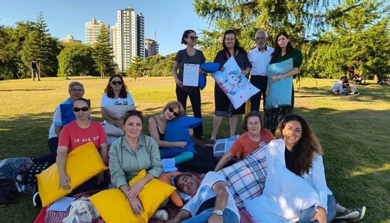 Protesto de travesseiro: ato chama atenção no cartão-postal de Curitiba