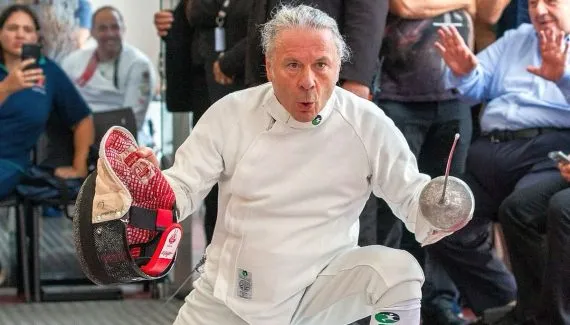 Bruce Dickinson, do Iron Maiden, “dá aula” de esgrima em Curitiba