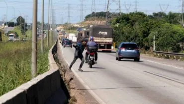 Pedestres em perigo! Atravessar Contorno Sul de Curitiba é uma roleta russa