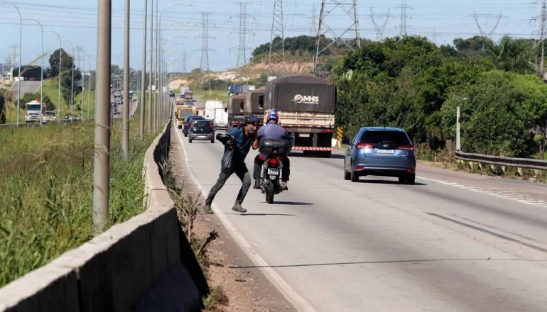 Pedestres em perigo! Atravessar Contorno Sul de Curitiba é uma roleta russa