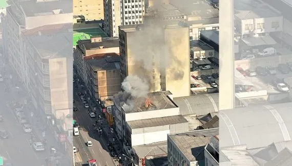 Incêndio grave destrói parte de prédio no Centro de Curitiba
