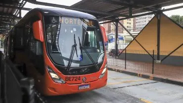 Passageiro enfurecido ameaça motorista de biarticulado em Curitiba