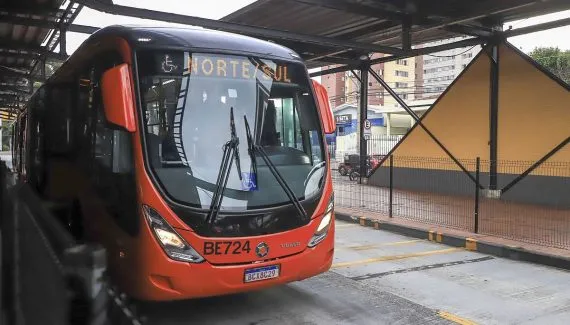 Passageiro enfurecido ameaça motorista de biarticulado em Curitiba