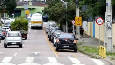 Treta na frente de escola de Curitiba escancara infração de trânsito em bairro nobre