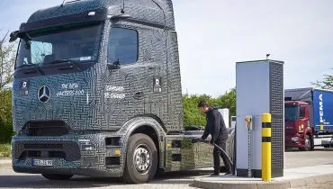 Mercedes-Benz Trucks testa carregamento elétrico do eActros