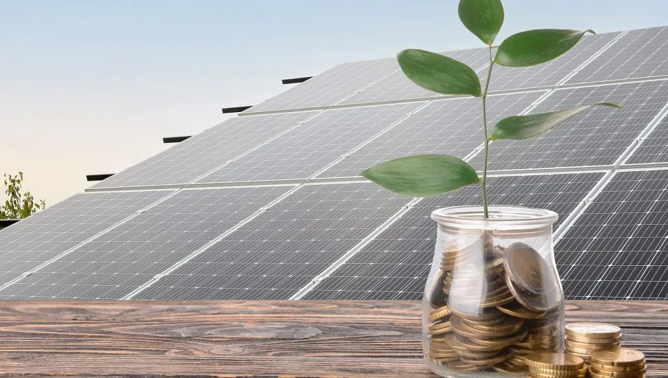 Os benefícios da geração compartilhada incluem a atuação sustentável e a redução de custos com energia. | Foto: Shutterstock