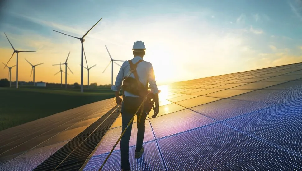 Empresas estão investindo em usinas de energia solar fotovoltaica para suprir a demanda crescente por fontes renováveis. | Foto: Shutterstock