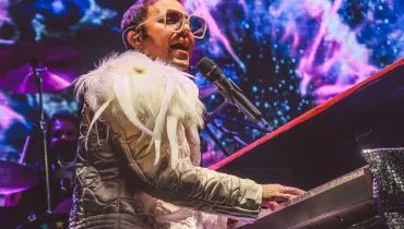 Tributo a Elton John em Curitiba! Musical celebra carreira icônica do artista