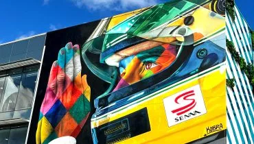 Eduardo Kobra inaugura mural do Senna no Autódromo de Miami