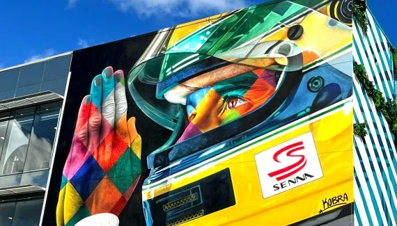 Eduardo Kobra inaugura mural do Senna no Autódromo de Miami