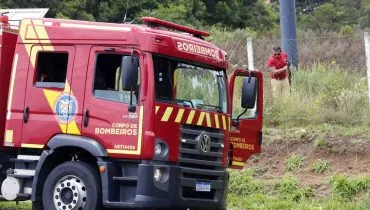 Casal morre após carro cair em rio alagado por temporal no Paraná