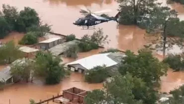 Vídeo mostra helicóptero da PRF do Paraná resgatando pessoas no Rio Grande do Sul
