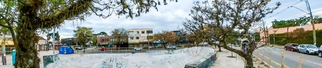 Imagem mostra a pista de skate localizada na Praça do Gaúcho, em Curitiba