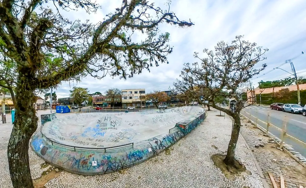 Imagem mostra a pista de skate localizada na Praça do Gaúcho, em Curitiba