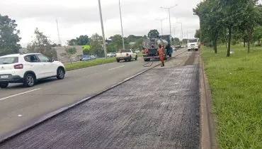 Imagem mostra uma obra de asfalto na Linha Verde, em Curitiba.