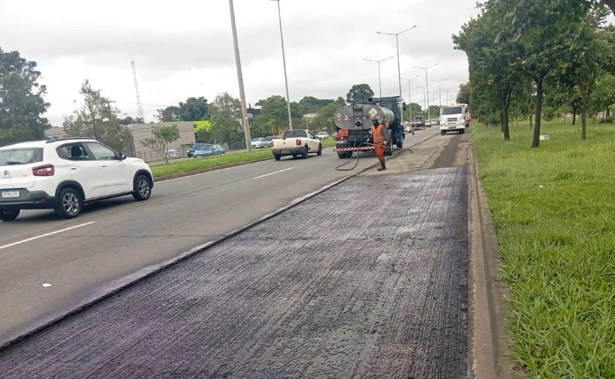 Imagem mostra uma obra de asfalto na Linha Verde, em Curitiba.