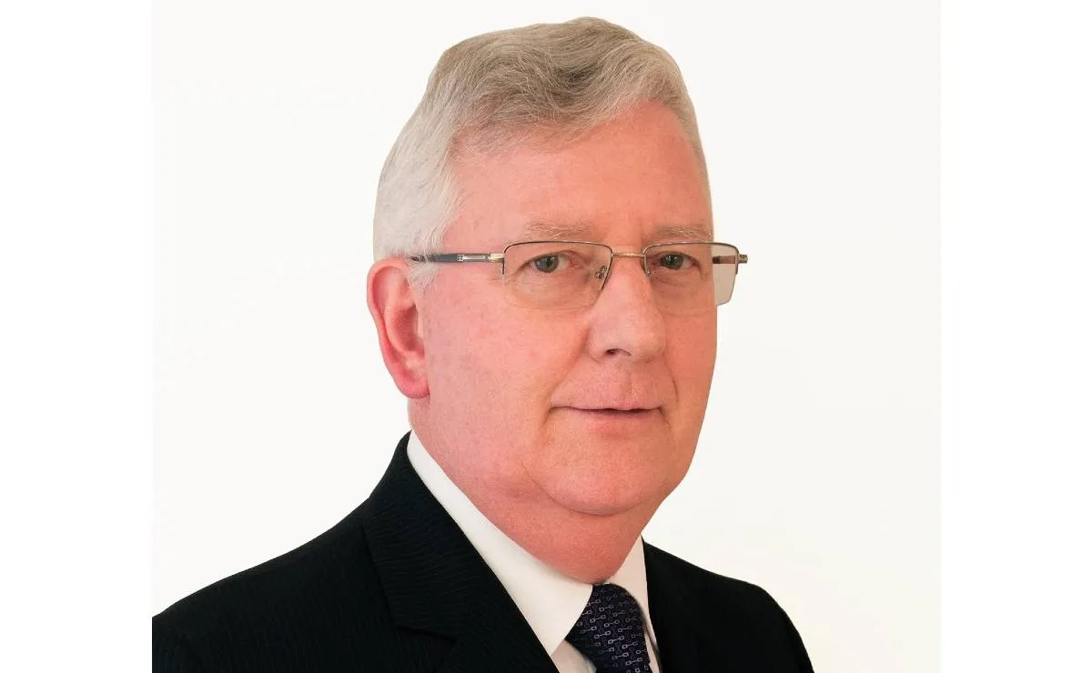 Imagem mostra o médico Enio Rogacheski, que morreu aos 75 anos em Curitiba