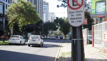 Avenida movimentadíssima de Curitiba vive impasse: vagas para estacionar x fluidez