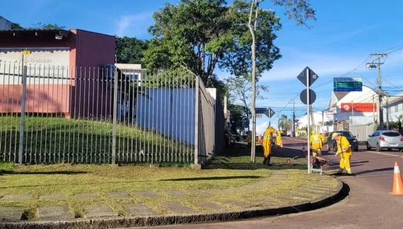 Prefeitura de Curitiba corta grama da sua casa? Flagras revoltam; 