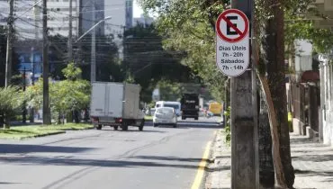 Avenida de Curitiba tem estacionamento proibido e comerciantes se revoltam