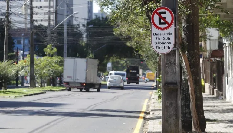 Avenida de Curitiba tem estacionamento proibido e comerciantes se revoltam: “deixando todos na mão”