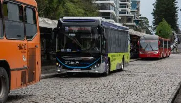 Linhas de ônibus de Curitiba terão veículos elétricos? Testes seguem por mais dois anos