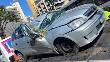 “Motorista não morreu porque Deus não quis”, diz testemunha após árvore destruir carro em Curitiba