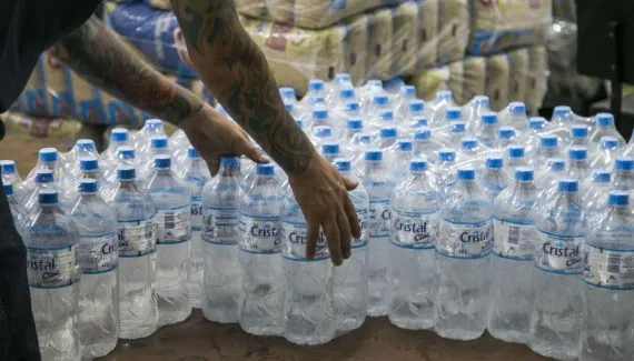 Fábrica de refrigerantes e empresas de Curitiba enviam água e doações ao Rio Grande do Sul