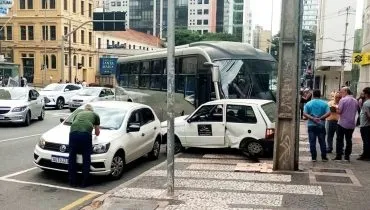 Ligeirinho arrasta carros e atinge poste em acidente no Centro de Curitiba