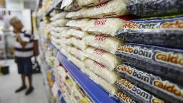Supermercado limita compra de arroz, feijão e leite no Brasil após enchentes no RS