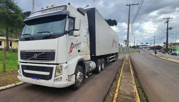 Caminhão roubado em Curitiba com doações ao RS é recuperado no interior do PR