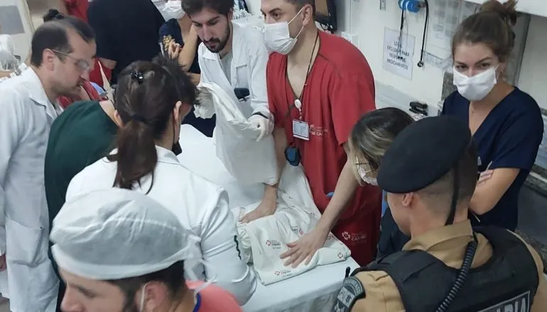 Sem respirar, bebê de 20 dias é salvo por policiais no Centro de Curitiba