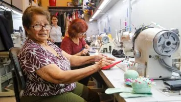 Heroína anônima: Dona Edite, costureira de Curitiba, é a mãe de duas gerações