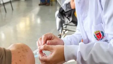 Curitiba volta a vacinar contra Covid-19 nos postos de saúde; saiba quem pode ser imunizado