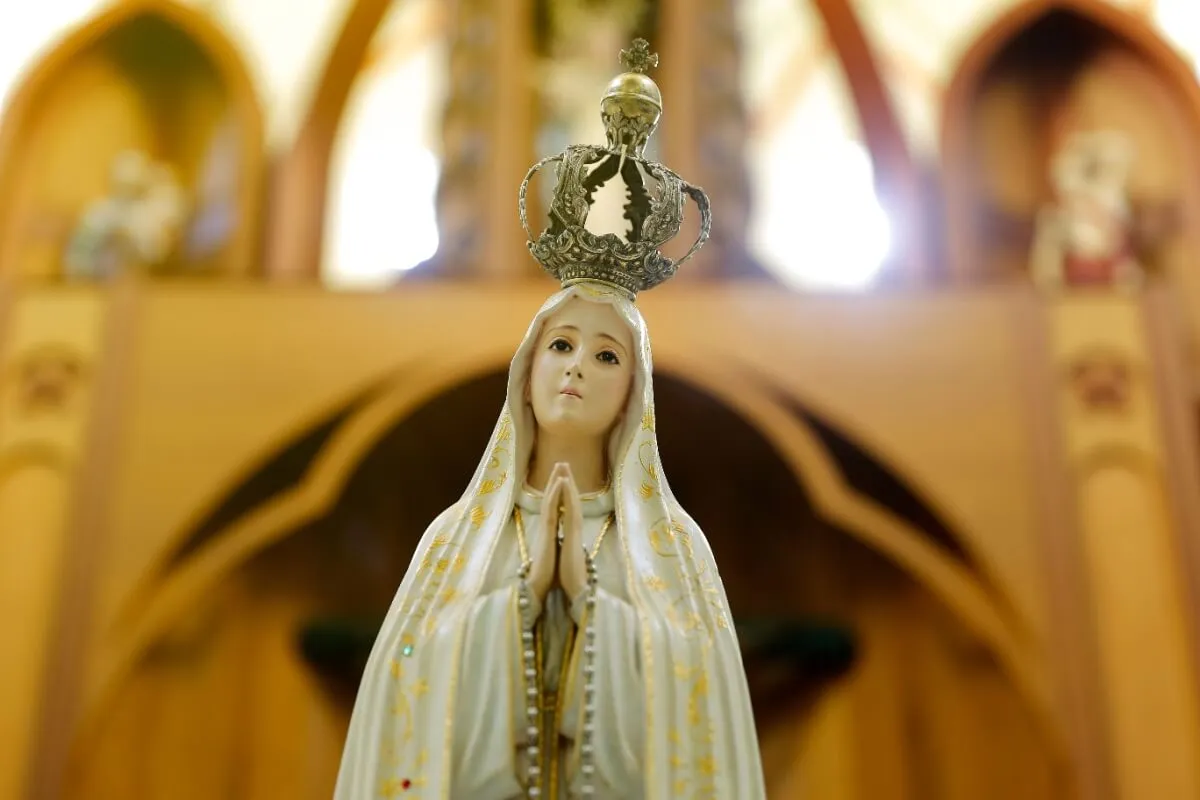 Nossa Senhora de Fátima. Data simboliza a importância da fé, da esperança e da intercessão divina em momentos de adversidade (Imagem: Sidney de Almeida | Shutterstock)