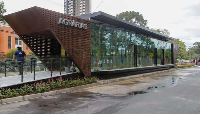 Nova estação-tubo modelo Prisma é inaugurada em Curitiba; veja fotos!
