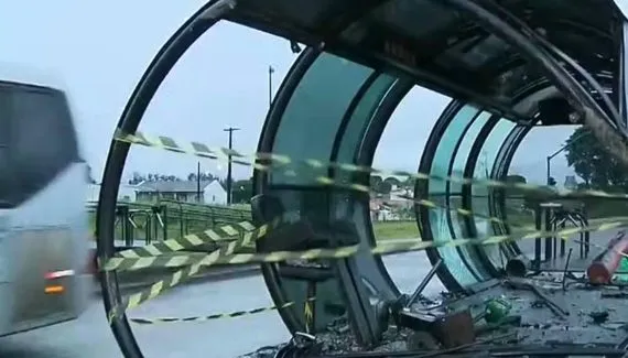 Caminhonete invade estação-tubo em Curitiba e fica pendurada em estrutura