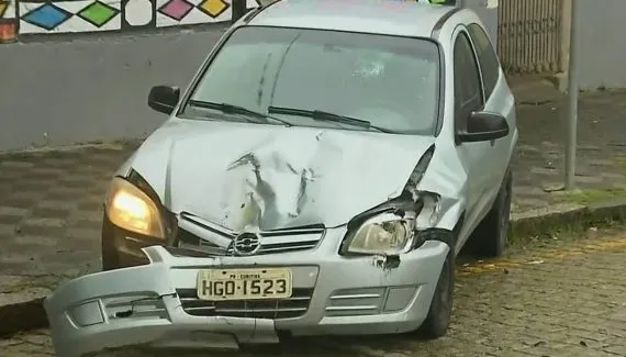 Motorista de ônibus persegue carro após acidente em Curitiba