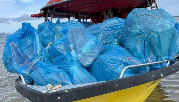 De chinelo a geladeira: duas toneladas de lixo são retiradas da Ilha do Mel