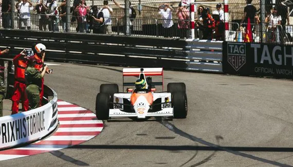 Prova histórica homenageia Ayrton Senna com carros do piloto na pista