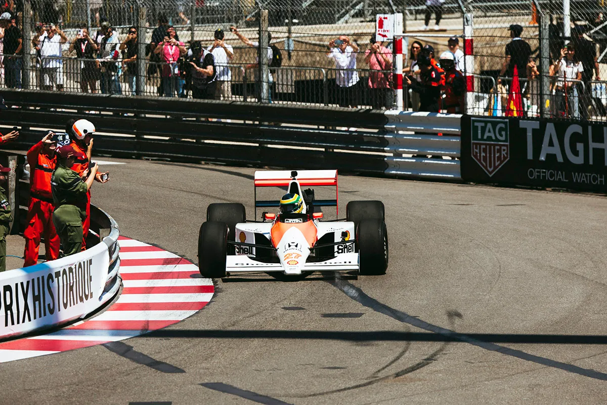 Prova histórica homenageia Ayrton Senna com carros do piloto na pista